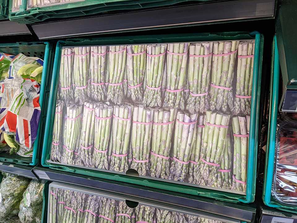 Regno Unito, nei supermercati verdura finta per nascondere gli scaffali vuoti