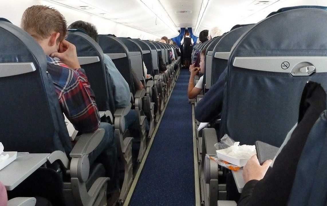 Regno Unito, niente gin tonic durante il volo: 70enne prende a schiaffi uno steward