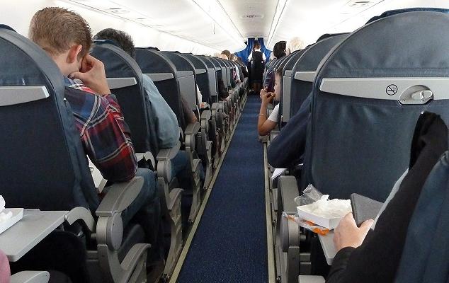 Coronavirus: mangiare sugli aerei è ancora rischioso