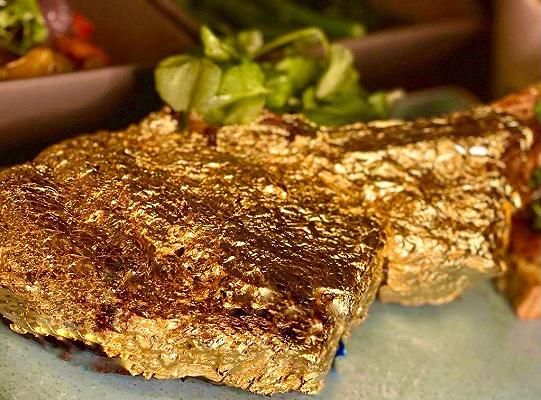 Regno Unito: ristorante offre la versione economica della bistecca d’oro di Salt Bae
