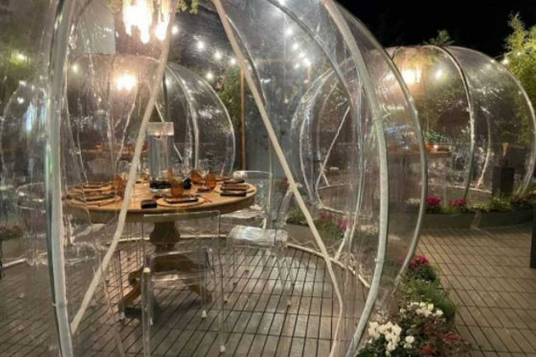 Cerignola, un ristorante installa “igloo” trasparenti per mangiare all’aperto anche d’inverno