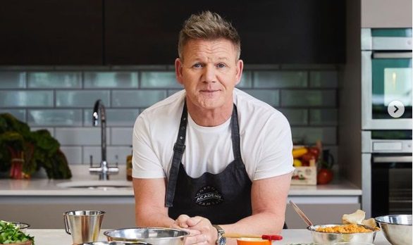 Gordon Ramsay si dà alla cucina vegana e trasforma una melanzana in bistecca