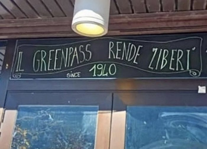 Pub espone la scritta “Il green pass rende liberi”, evocando i lager nazisti