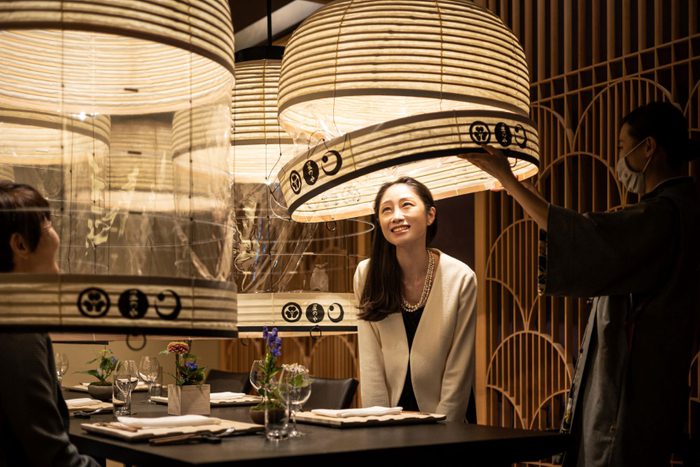 Tokyo: ristorante crea lanterne “umane” per una cena anti-Covid