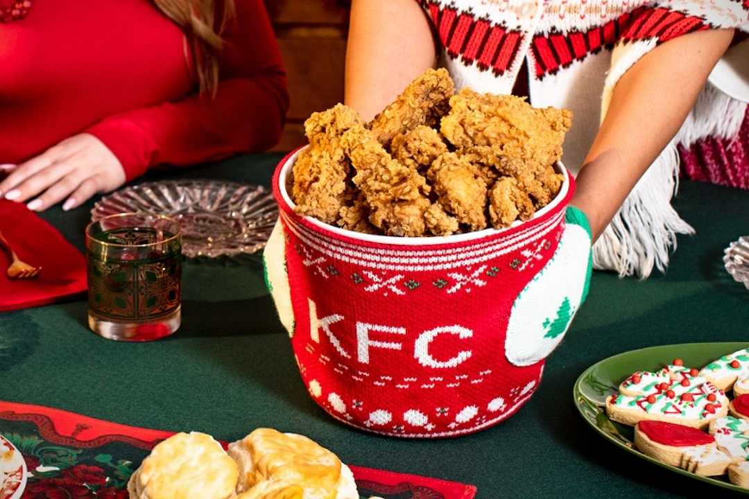KFC propone i maglioni natalizi per i cestini di pollo fritto