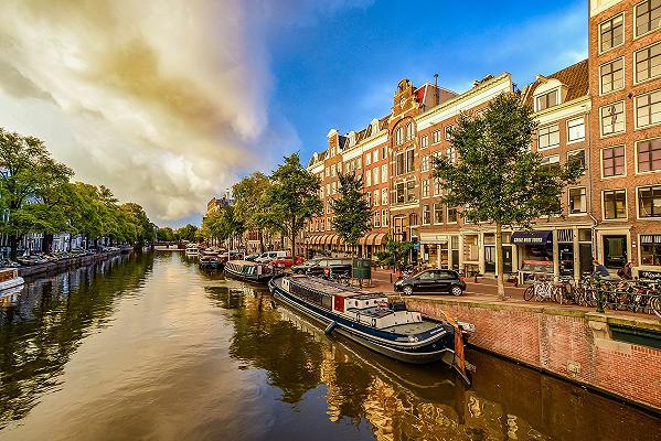 Covid, in Olanda ristoranti e bar chiuderanno alle 17