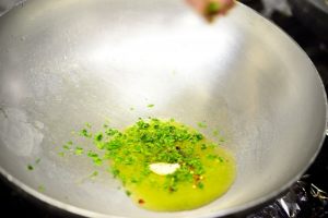 padella con olio, aglio, prezzemolo e peperoncino
