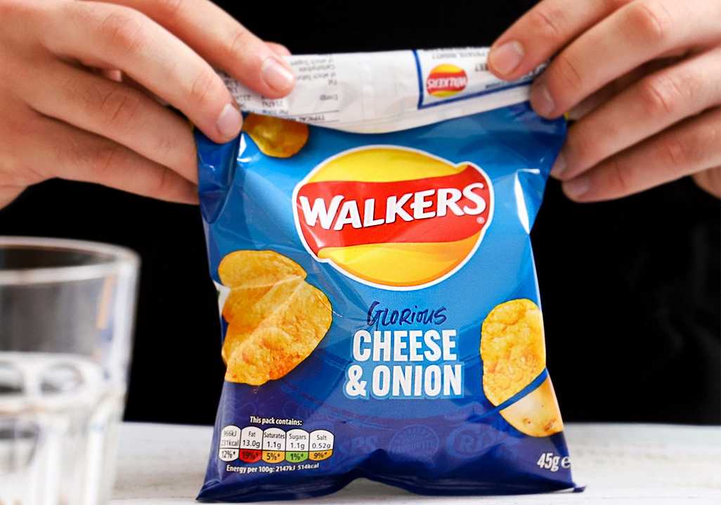 Regno Unito, scoppia la crisi delle patatine Walkers: scaffali dei supermercati vuoti