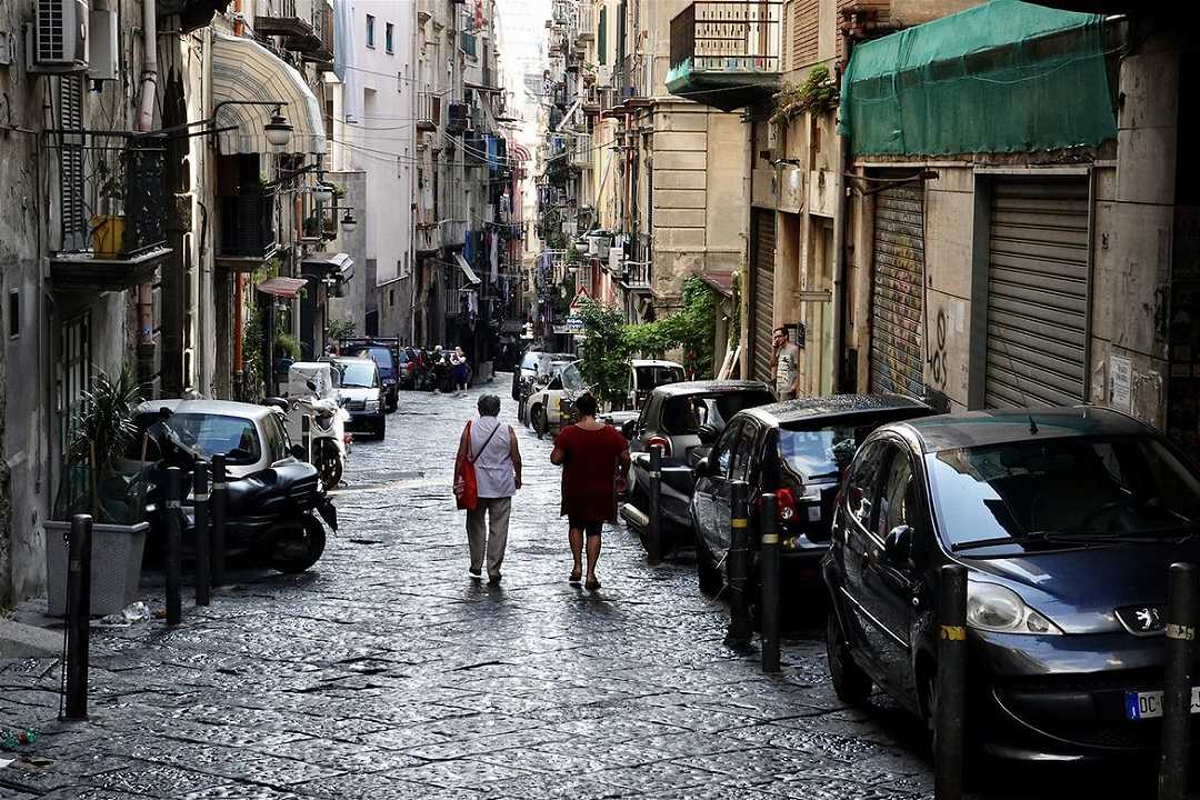 Napoli: bar e ristoranti chiusi dalle 23, nel weekend dalle 2