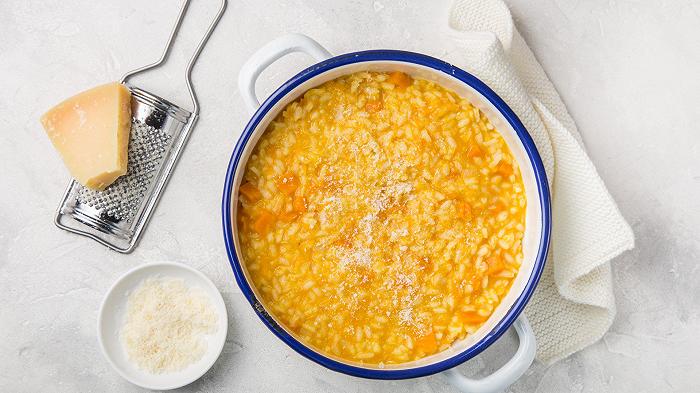 Risotto alla zucca, la ricetta autunnale semplice e cremosa