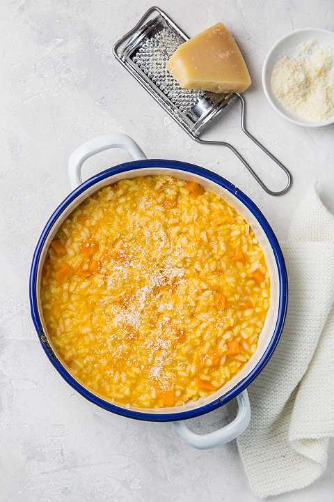 Risotto alla zucca, la ricetta autunnale semplice e cremosa