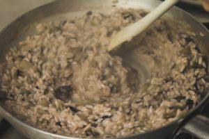 risotto pronto e mescolato per la mantecatura