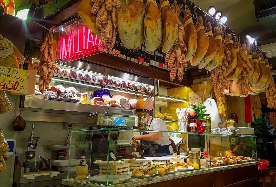 Catania: salumeria vende prodotti scontati rubati al supermercato, denunciato