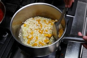 riso e zucca nel tegame in cottura