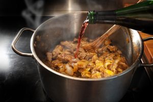 spezzatino nella teglia con aggiunta di vino