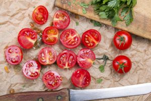 pomodori ciliegia tagliati a metà