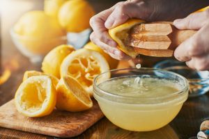limone spremuto in una ciotola