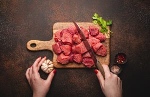 spezzatino di carne tagliato su tagliere