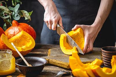 Tagliate e pulite la zucca
