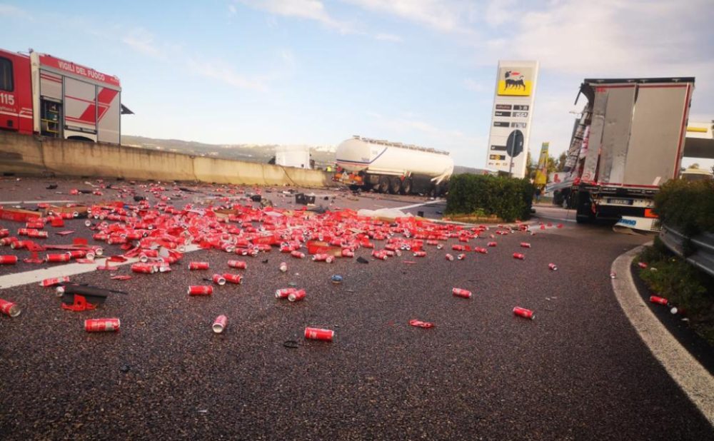 Taranto, due tir si scontrano: in strada centinaia di lattine di Coca-Cola