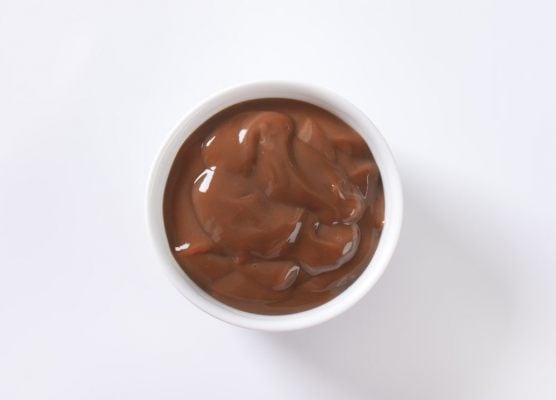 crema pasticcera al cioccolato in una ciotola