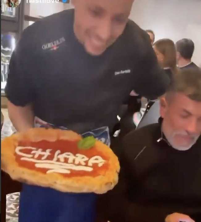 Da Sorbillo pizza servita senza mascherina: il video denuncia di Selvaggia Lucarelli