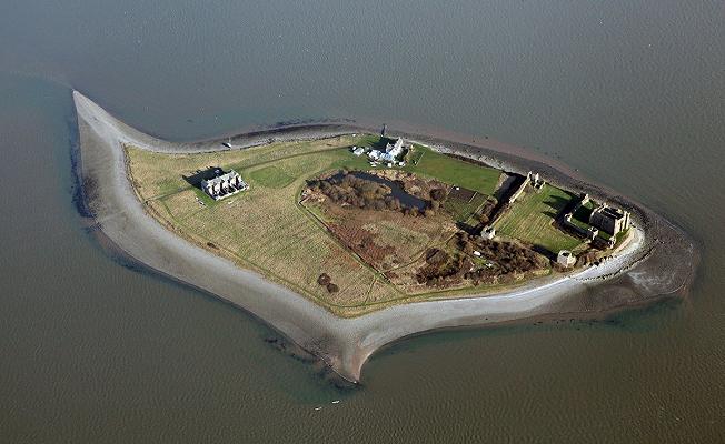 Regno Unito, pub su un’isola remota cerca gestore per incoronarlo re