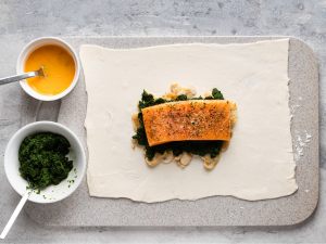 salmone su spinaci e pasta sfoglia