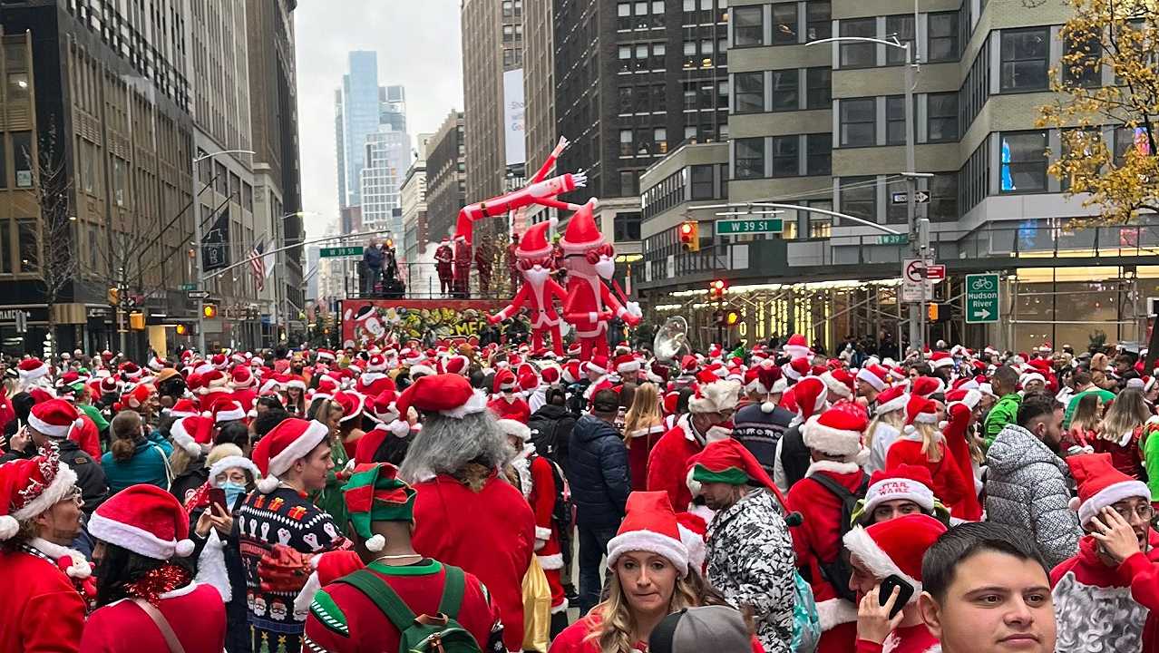 New York, SantaCon: bar vietano l’ingresso ai Babbo Natale, troppi ubriachi al raduno
