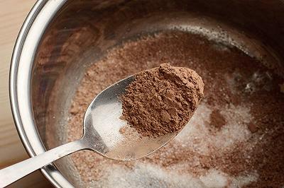 Stemperate zucchero e cacao nel latte