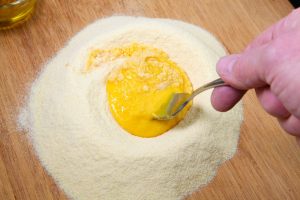 uovo mescolato alla farina con la forchetta