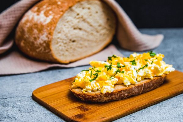 uova strapazzate su pane