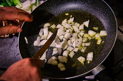 Soffriggete la cipolla con pinoli, peperoncino e sendano