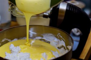 albumi a neve uniti al rosso montato con lo zucchero