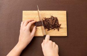 chioccolato tagliato a tocchi su un tagliere