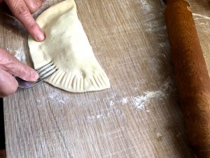 chiusura dei panzerotti con forchetta