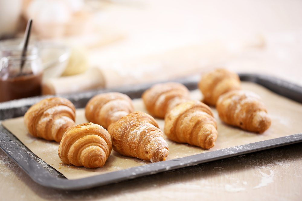 Cornetti sfogliati e croissant, storia e segreti del dolce della colazione