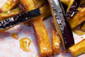 melanzane fritte a scolare su carta