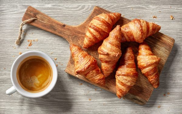 cornetti pronti con tazzina di caffè