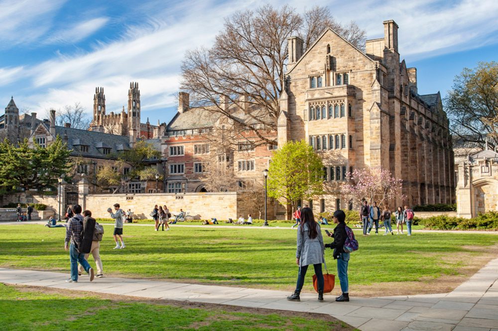 Usa, l’università di Yale vieta agli studenti di mangiare al ristorante, anche all’esterno