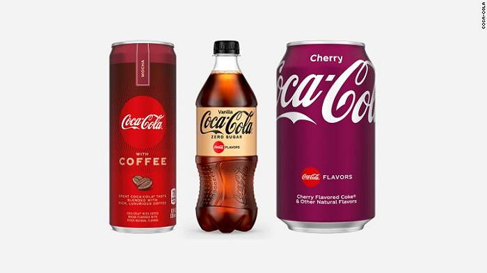 Coca Cola si rifà il look: nuove lattine e bottiglie in arrivo