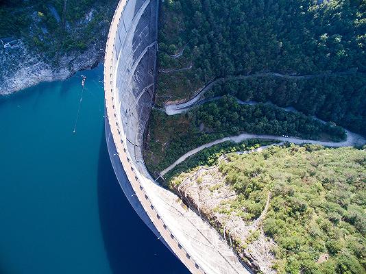 Svizzera, la “batteria ad acqua” sotto le Alpi è operativa: produrrà 900 MW di elettricità