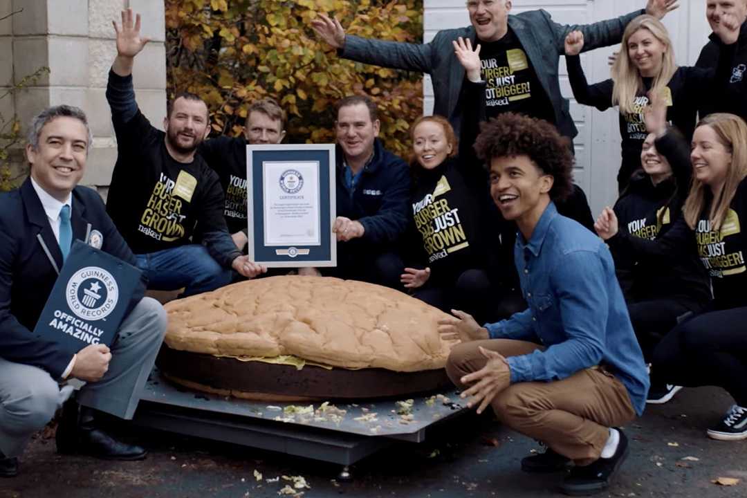 Regno Unito, preparato l’hamburger vegano più grande al mondo: pesa 160 kg