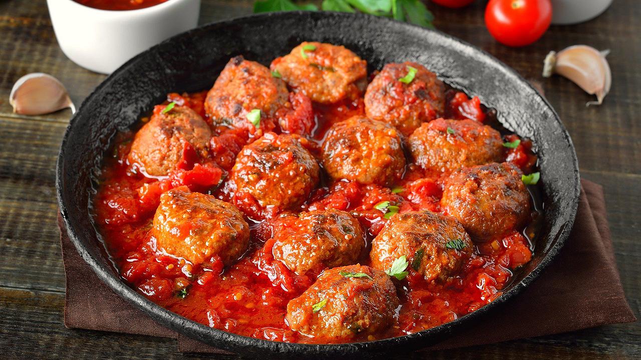 Polpette al sugo, la ricetta e i trucchi per farle morbide