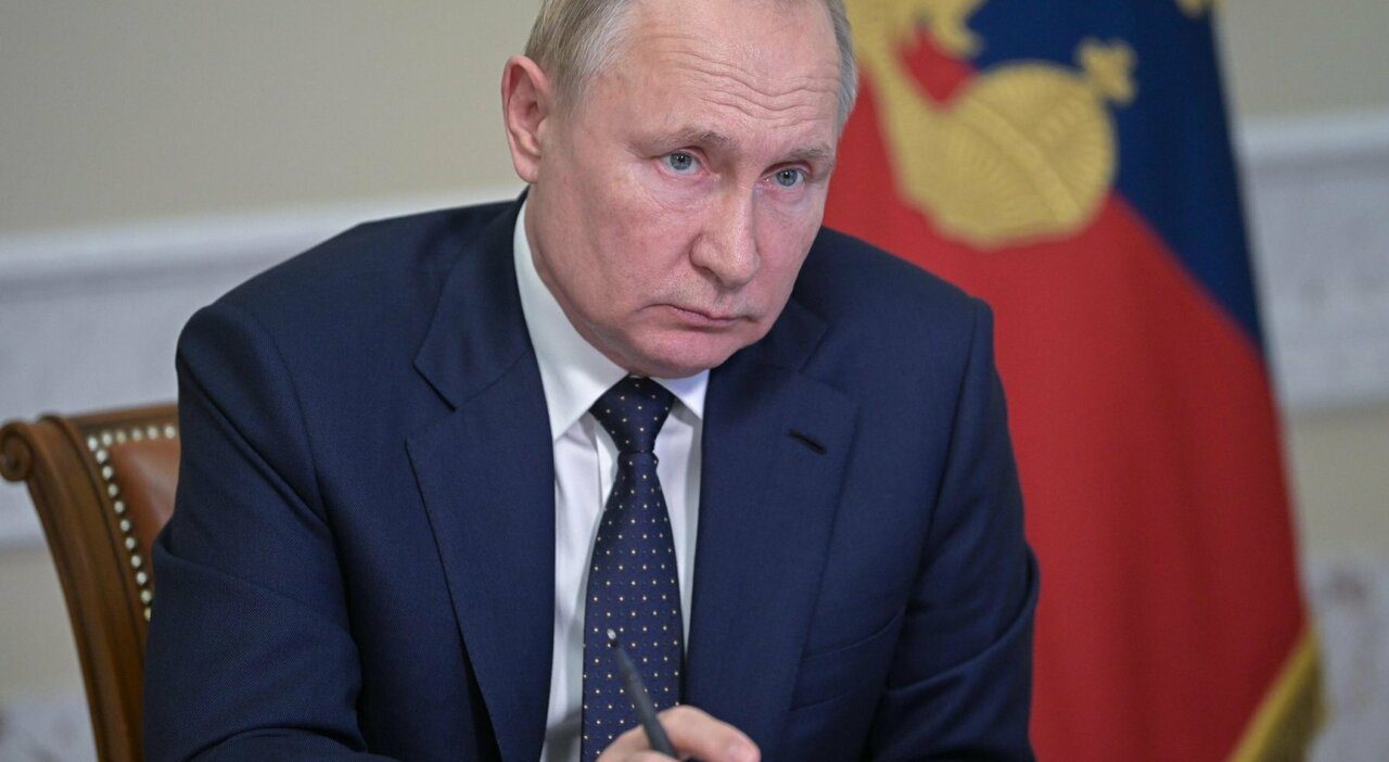 Vladimir Putin teme di essere avvelenato: cambia i cuochi e si circonda di assaggiatori