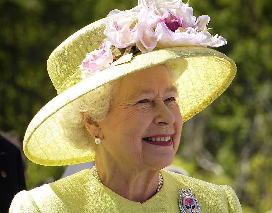Regno Unito: la Regina Elisabetta mangia le chips “impilate come nel Jenga”