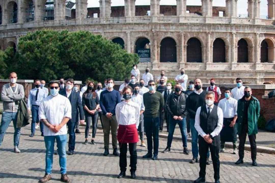 Roma, i ristoranti del centro spengono le luci per protestare contro il caro bollette