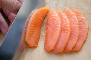salmone tagliato a fettine