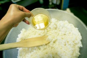 condimento versato sul riso