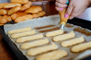 éclair formati sulla carta da forno
